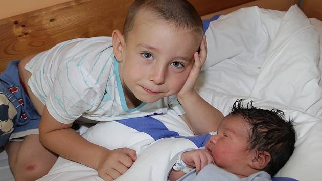Jonáš Akim Ba, první společný potomek kladenských Kateřiny Homrové a Abrahama Ba, se narodil v českokrumlovské porodnici 12. srpna 2013 minutu před osmou hodinou večer. Chlapeček, s nímž se vyfotil čtyřletý brácha Kryštof, v ten moment vážil 4650 gramů.