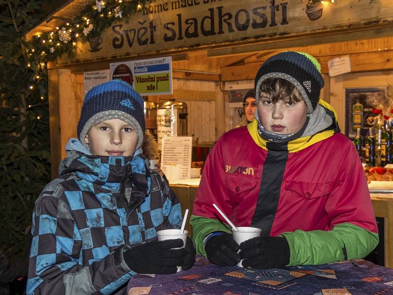 Česko zpívá koledy v Českém Krumlově. K mání byl také punč pro děti. 