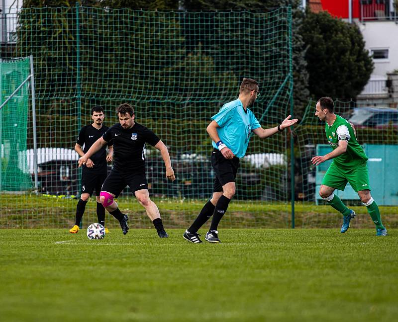 Fotbalisté Dolního Dvořiště (v černých dresech) porazili v 21. kole I. B třídy Boršov nad Vltavou 4:2.