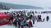 Tisíce lidí dorazily o víkendu zabruslit si na Lipno.