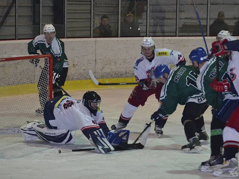 3. semifinále play off krajské ligy: HC Slavoj Č. Krumlov (v zeleném) - HC David servis Č. Budějovice 1:3.