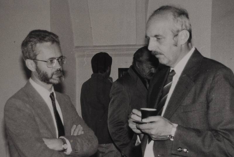 Český Krumlov v roce 1992. Zahájení výstavy prací doc. Iva Chovance. Ředitel SUPŚ v Č. Krumlově doc. Ivo Chovanec (vlevo) s prof. gymnázia Vachtou.