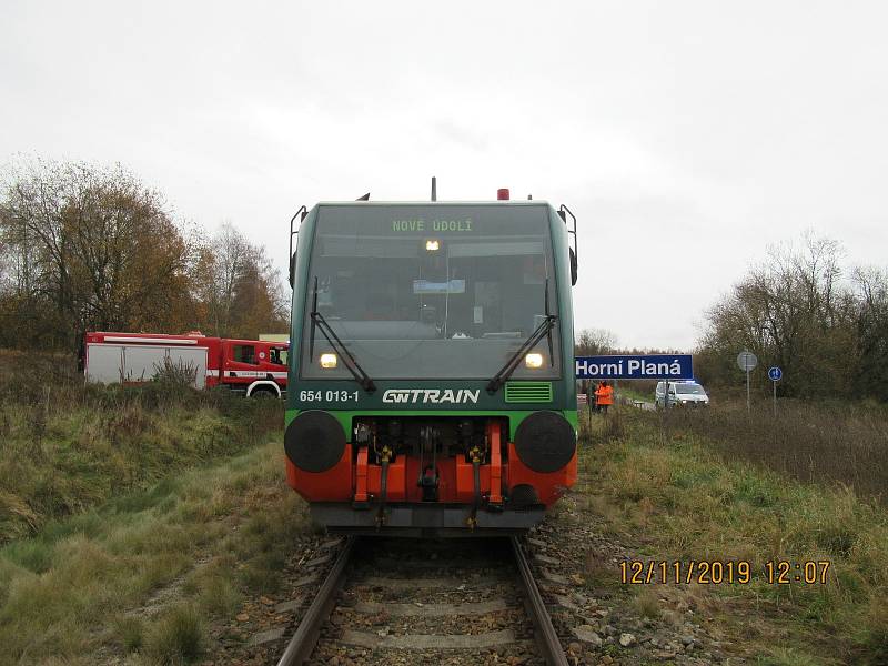 Srážka auta s vlakem na přejezdu u Horní Plané na Českokrumlovsku.