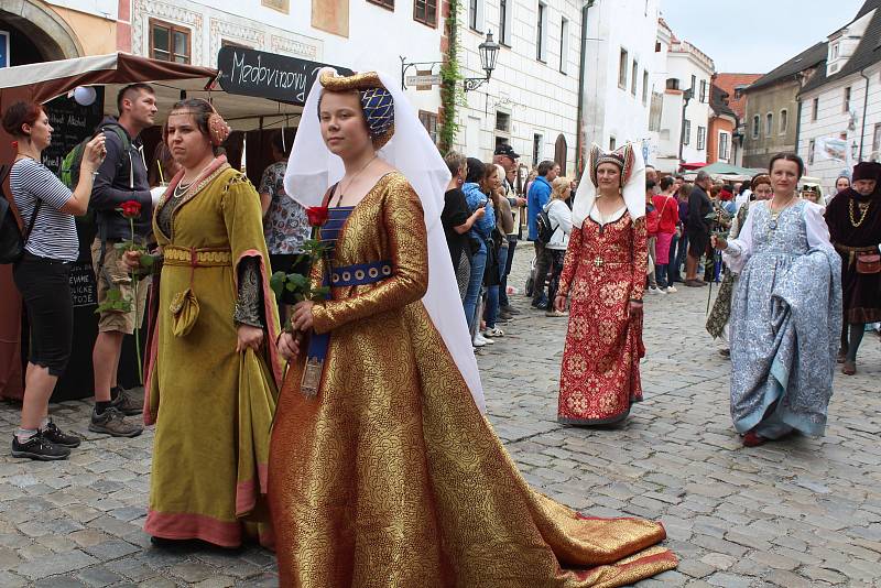 Krásnou podívanou opět návštěvníkům Krumlova připravil hlavní kostýmovaný průvod Slavností pětilisté růže.