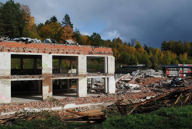 Jitona jde k zemi. Na místě bývalé Jihočeské továrny nábytku U Trojice v Českém Krumlově vyroste nová čtvrť Krumlovský vltavín.