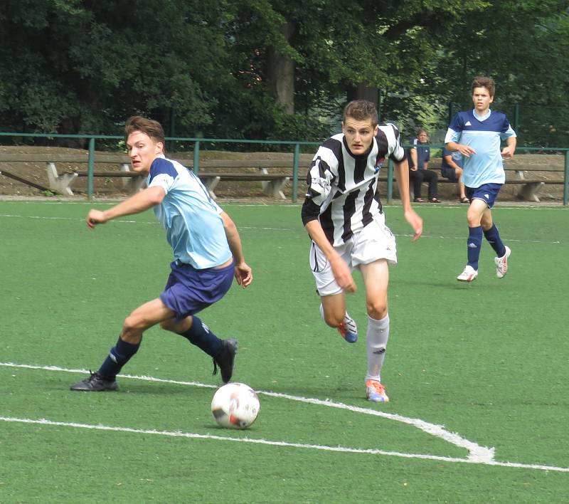 I.A třída dorostu – 23. kolo: TJ Hluboká nad Vltavou (modré dresy) – Spartak Kaplice / Dynamo Vyšší Brod 2:5 (2:0).