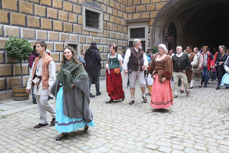 Český Krumlov se probouzí k životu. V sobotu ve dvě hodiny odpolende vyšel historický průvod z pátého zámeckého nádvoří. Zahájil tak kvůli Covidu-19 letos opožděnou sezónu.