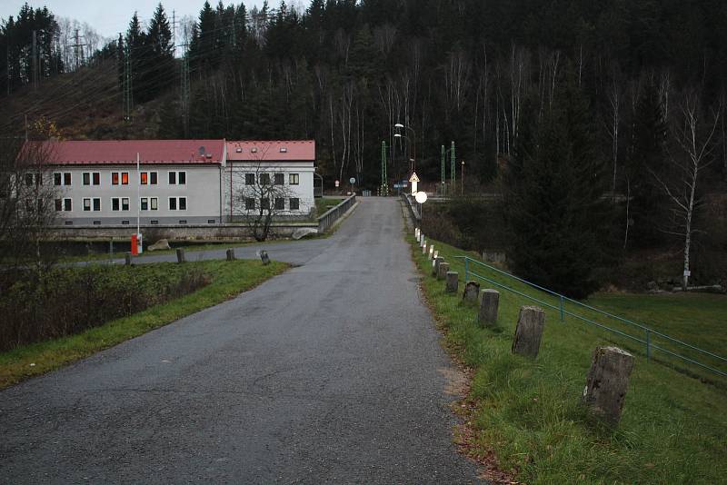 Most přes Vltavu pod lipenskou elektrárnou.