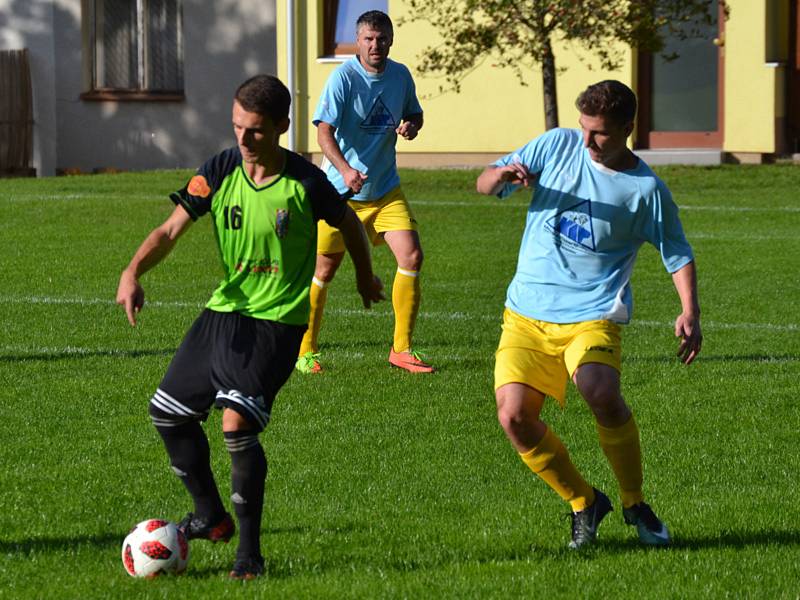 Oblastní I.B třída (skupina A) - 5. kolo (4. hrané): SK Zlatá Koruna (modré dresy) - FC Velešín 1:6 (0:3).