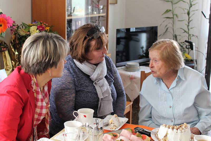 Paní učitelka Kristina Čížková z Křemže oslavila v pondělí 8. dubna sté narozeniny.