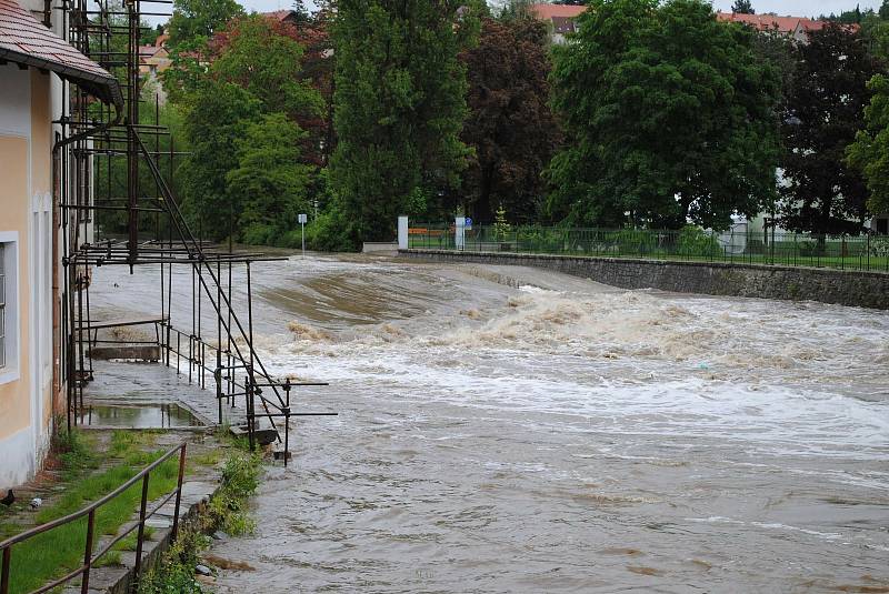 Povodně v Českém Krumlově v roce 2013. Ze břehů se vylila Polečnice, zahrozila i Vltava v centru. Pod vodou skončily hospodské zahrádky i auta.