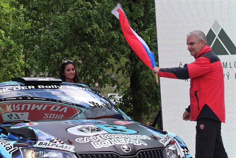 Sedmačtyřicátý ročník Rallye Český Krumlov byl v pátek odpoledne zahájen v Jelence.