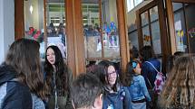 Povinná dezinfekce ve vestibulu školy čekala na žáky českokrumlovské ZŠ T. G. Masaryka.