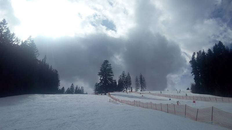 Pátek na sjezdovce na Lipně jaro příliš nepřipomínal.