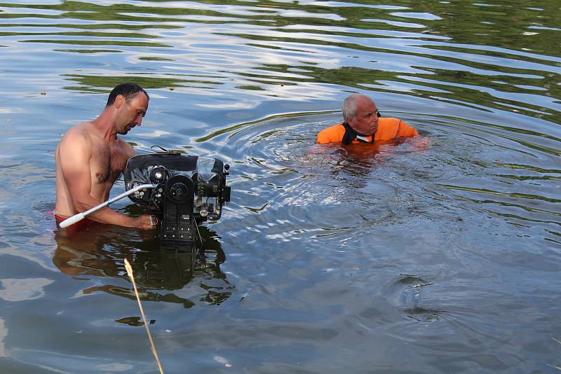 Rybník na Horní Bráně je jedním z míst, kde režisér Václav Marhoul natáčí Nabarvené ptáče.