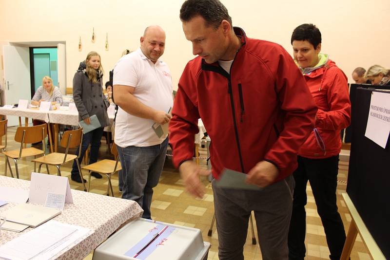 Do jídelny gymnázia v Kaplici přicházejí voliči okrsků číslo 6 a 8. V pátek večer ve volební účasti vedl okresek č. 6,  který dosáhl zatím 40 procent. Druhý okrsek v té chvíli dosahoval 35 procent. Volby plynuly v poklidu.