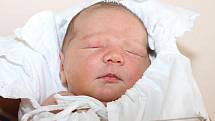 Pětapadesát centimetrů a 4500 gramů. Takovými mírami se mohl po narození 25. srpna 2015 ve 14 hodin a 18 minut pyšnit Kryštof Stropek, syn Ivety a Jiřího Stropkových z Rájova. U porodu prvorozeného chlapečka nemohl jeho tatínek chybět.