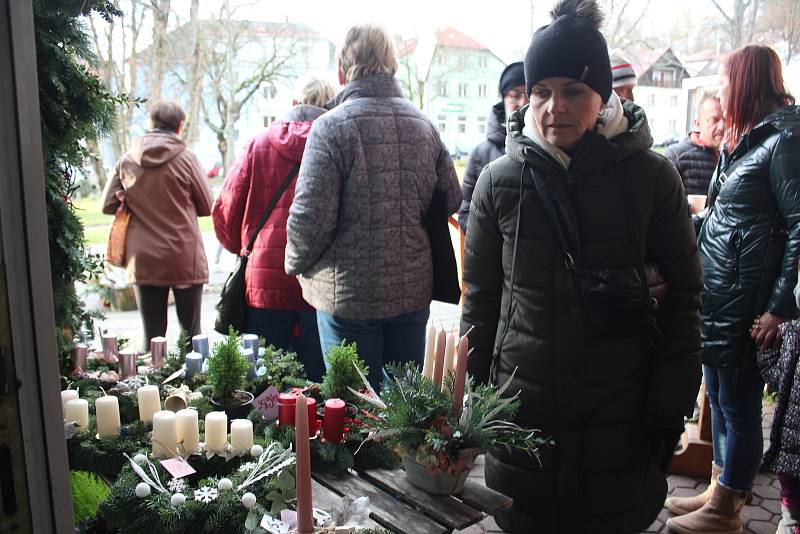 Adventní hornoplánské korzo aneb báječnou příležitost k procházce městem využila spousta lidí v Horní Plané k nákupu dobrot a řemeslných výrobků.