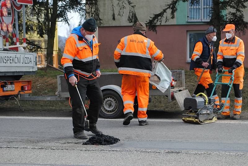 Doslova pár minut trvalo zalátání výtluku na E55 v Kaplici studenou balenou směsí. Větší opravy začnou, až se před létem rozjedou obalovny.