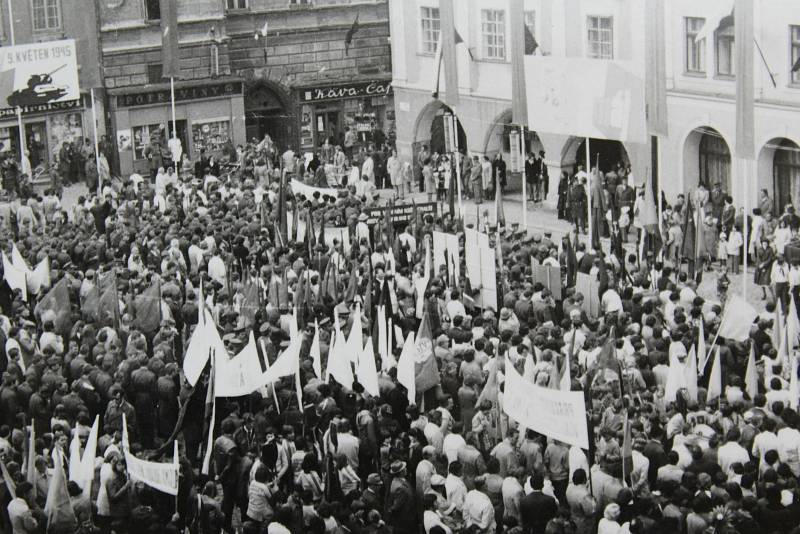 Český Krumlov v 70. letech 20. století. 1. máj 1979.