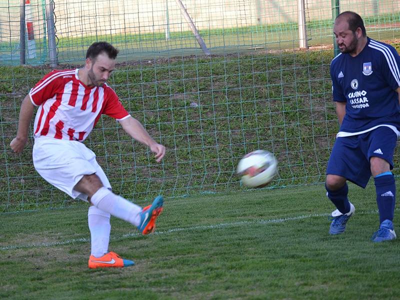 Okresní přebor muži - 6. kolo: FK Dolní Dvořiště (modré dresy) - TJ Smrčina Horní Planá 2:1 (2:1).