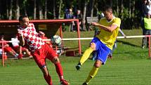 Fotbalisté Velešína (v červeném) prohráli v souboji týmů ze suterénu I. A třídy doma s Vimperkem 0:4.