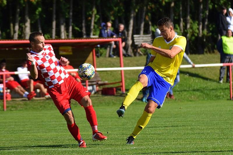 Fotbalisté Velešína (v červeném) prohráli v souboji týmů ze suterénu I. A třídy doma s Vimperkem 0:4.