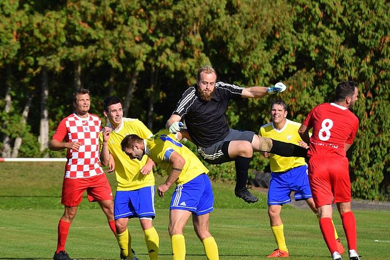 Fotbalisté Velešína (v červeném) prohráli v souboji týmů ze suterénu I. A třídy doma s Vimperkem 0:4.