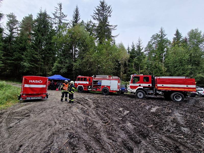 Taktické cvičení hasičů s kynologickými záchranáři se konalo kolem Přední Výtoně.