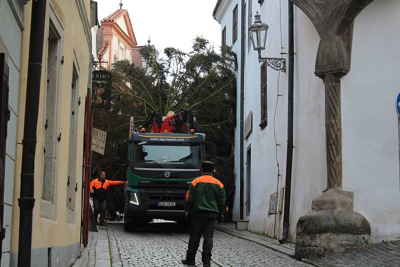 Pokus číslo jedna. Instalace vánočního stromu v pondělí na českokrumlovském náměstí.