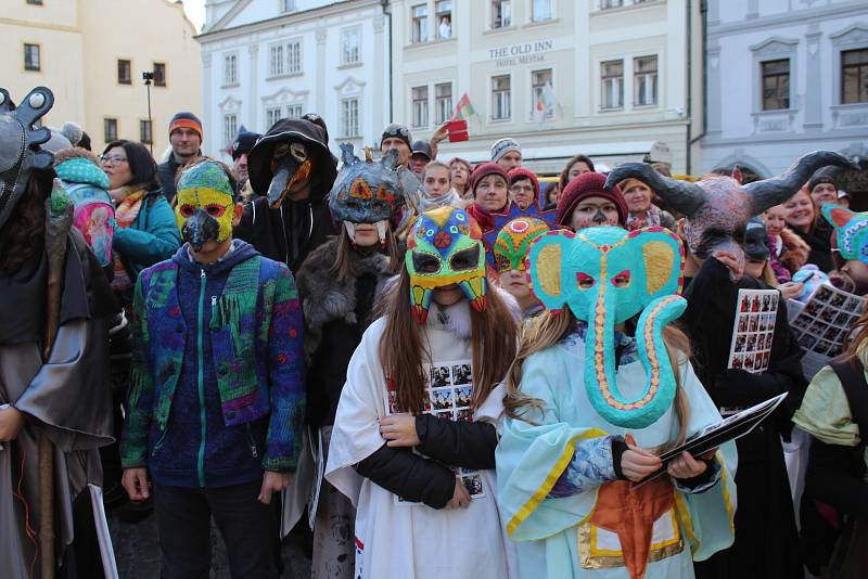 V krumlovských ulicích zavládl pod taktovkou ZUŠ masopustní poprask. Přibyly nové masky a starosta se opět po roce nechal přesvědčit k udělení povolení ke koledě, a ta byla nejen bohatá, ale hlavně pořádně veselá.