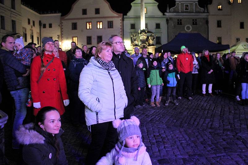 Občané Českého Krumlova na náměstí Svornosti oslavili 30 let po sametu, společně s kapelou Chlapi v sobě.