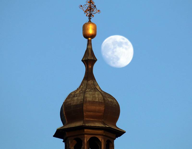 Nádheru Měsíce za denního světla obdivovali v neděli 16. ledna 2020 v Českých Budějovicích.