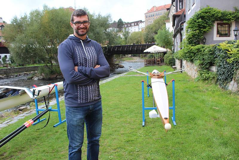 Přehlídka závodních skifů se slavnou minulostí u Vltavy v Českém Krumlově na závěr voroplavecké sezony.