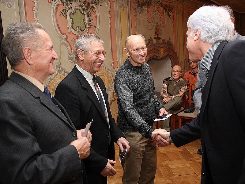 Marian Jelínek blahopřeje kaplických propagátorům ledního hokeje.