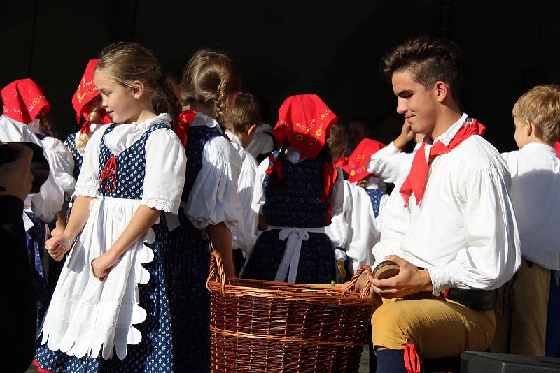 Soubor Úsviťáček z Českých Budějovic pobavil diváky moc pěkným tancem ve dřevácích.