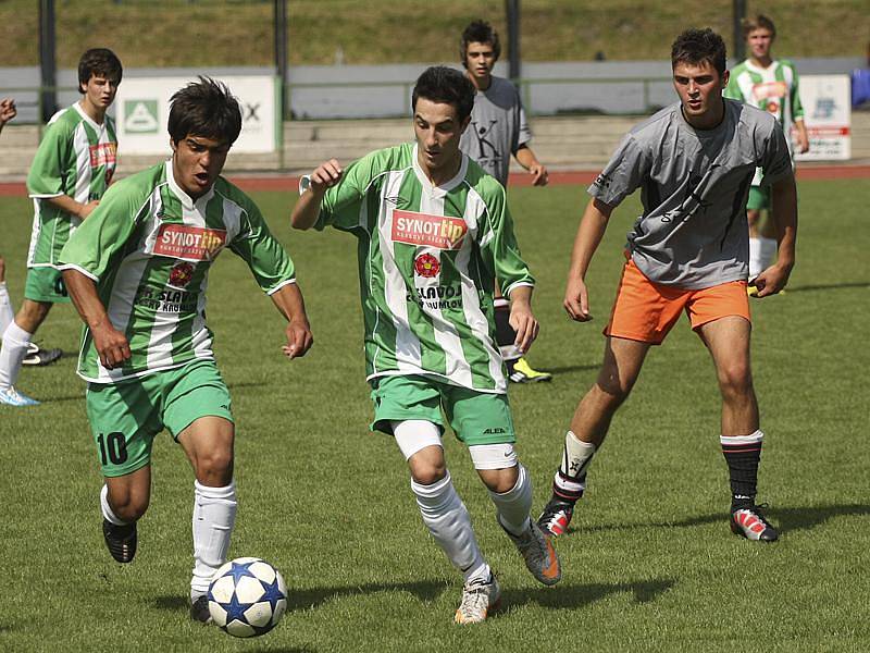 V prvním utkání sezony přišli starší dorostenci krumlovského Slavoje o výhru nad prachatickým Tatranem v poslední minutě (1:1) a možnost k odplatě propásli i venku (na snímku z prvního duelu zleva oba střelci hostů v odvetě Martin Kotlár a Milan Fatura).