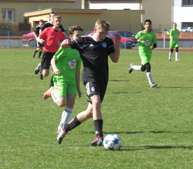 I.A třída starší žáci – 12. kolo: Lokomotiva Veselí nad Lužnicí (zelené dresy) – Spartak Kaplice 0:5 (0:2).