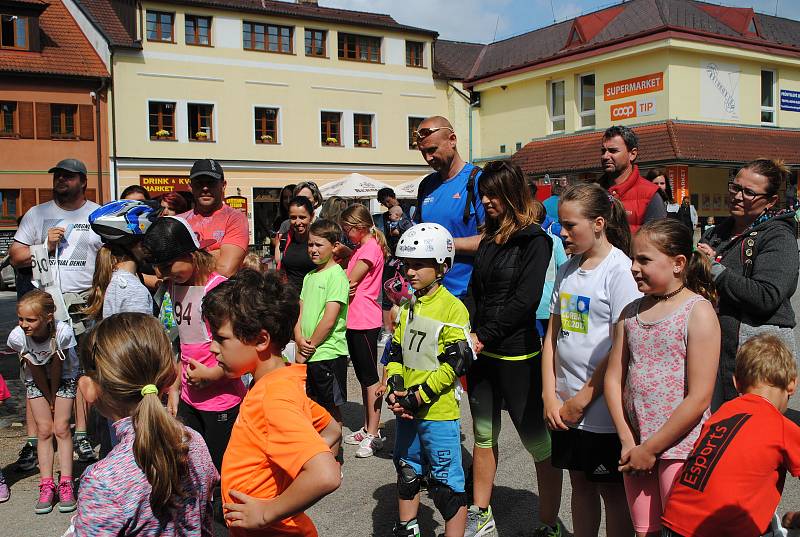 Tradiční Májové kolo a Frymburská desítka láká čím dál víc běžců.