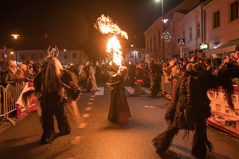 Diváci se během Krampus show v Kaplici náramně bavili.