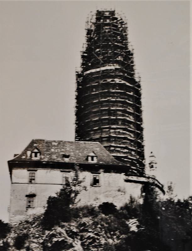 Zámecká věž opředená 28 podlažími trubkového lešení - červenec 1991.