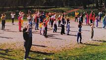 Český Krumlov v roce 1992. 1. 5. Akce ČSSD a jejich rakouských přátel v Jelení zahradě zaujala hlavně děti.
