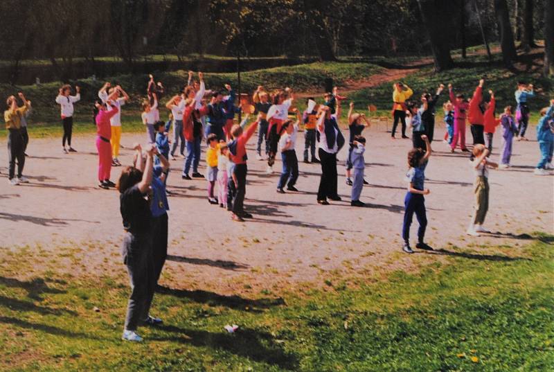 Český Krumlov v roce 1992. 1. 5. Akce ČSSD a jejich rakouských přátel v Jelení zahradě zaujala hlavně děti.