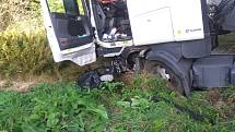 U Rožmberka nad Vltavou došlo ke smrtelné nehodě. Srazilo se osobní a nákladní auto.