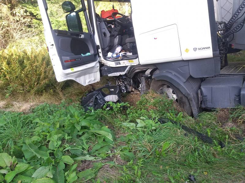 U Rožmberka nad Vltavou došlo ke smrtelné nehodě. Srazilo se osobní a nákladní auto.