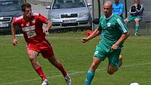 Oblastní I.A třída (skupina A) - 26. kolo: FK Nová Ves / Brloh (zelené dresy) - TJ Týn nad Vltavou 2:9 (2:5).