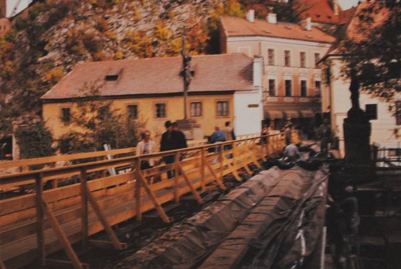 Český Krumlov v roce 1995. Oprava Lazebnického mostu.