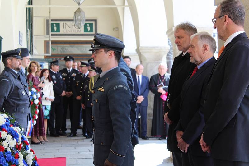 Slavnostní pietní akt s předáním slavnostního praporu policejní zásahové jednotce se odehrál v sobotu dopoledne na českokrumlovském náměstí.