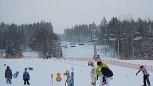 Lyžaři, stačí jenom vzít lyže a běžky a vyrazit na svahy i trasy v regionu. Takto to vypadá na Lipně.