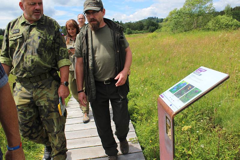 Vojenské lesy a statky ve čtvrtek slavnostně otevřely novou naučnou stezku a návštěvnické centrum Olšina.